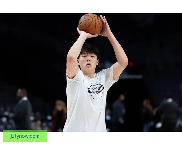 杨瀚森赛后与裁判工作人员握手并收回混音队比赛用球展现社交魅力